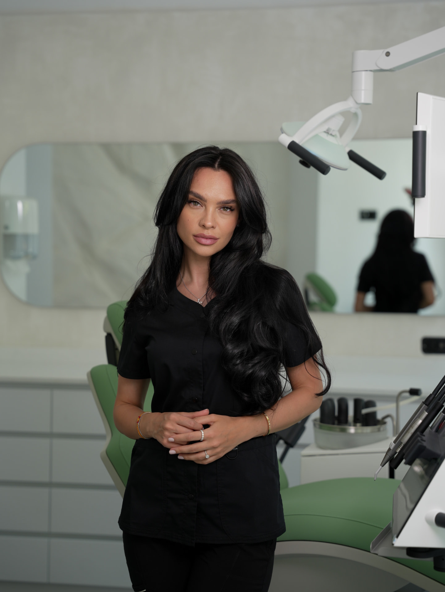 Dr. Adelina Zaharia în cabinetul Primăverii Dental Boutique